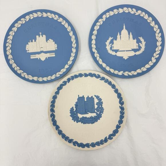 Wedgwood Jasperware  8 Inch Plates Set of 3 Christmas 1972 1980 1982 - Picture 1 of 9